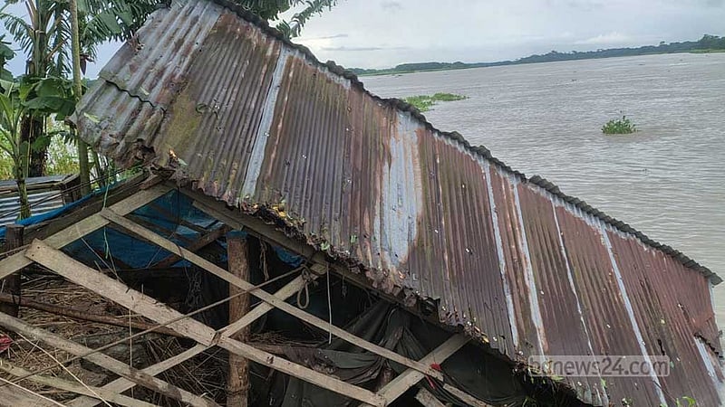 বরিশালে নদীগর্ভে বিলীন ৪ বসতবাড়ি