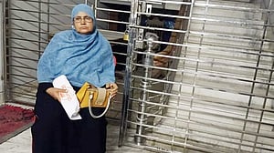 নওগাঁয় বৃদ্ধা মাকে বাড়িতে ঢুকতে না দেওয়ায় ছেলে গ্রেপ্তার