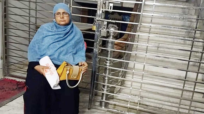 নওগাঁয় বৃদ্ধা মাকে বাড়িতে ঢুকতে না দেওয়ায় ছেলে গ্রেপ্তার
