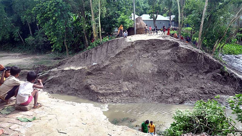 বগুড়ায় কাটাখালি বাঁধ ধসে যোগাযোগ বিচ্ছিন্ন ১২ গ্রাম