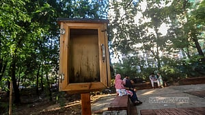 ধানমন্ডি লেকের বুকসেলফ থেকে বই উধাও