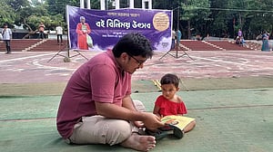 আড্ডা গল্পে বই বিনিময়ের আনন্দ