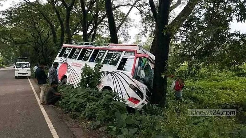 বরিশালে বাসের চাপায় বেদে নিহত