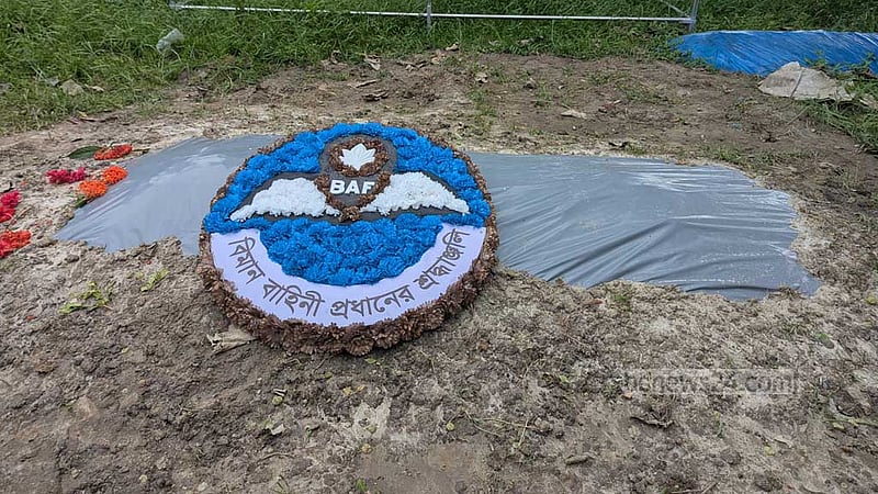 মাইলস্টোনের শিক্ষক মাসুকার কবরে বিমানবাহিনীর শ্রদ্ধা