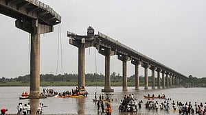 ভারতের গুজরাটে সেতু ধসে নিহত ৯