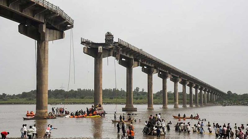 ভারতের গুজরাটে সেতু ধসে নিহত ৯