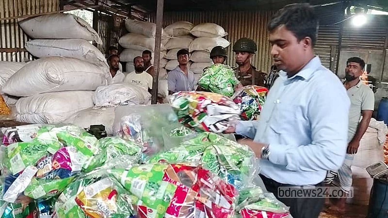 চাঁদপুরে ক্ষতিকর রং ও রাসায়নিক মিশিয়ে শিশু খাদ্য তৈরি, জরিমানা