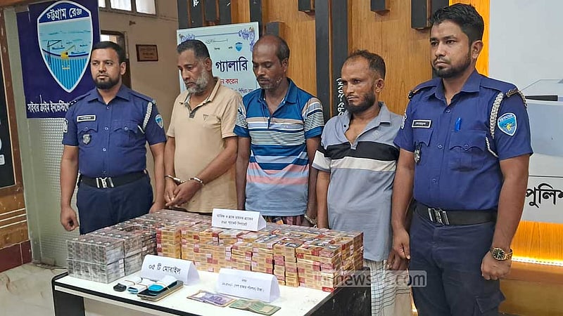 চাঁদপুরে ‘ডাকাত দলের’ ৪ সদস্য গ্রেপ্তার, সিগারেট ও মোবাইল উদ্ধার