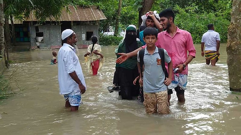 চাঁদপুরে জোয়ারের পানিতে বিপৎসীমার ওপরে মেঘনা