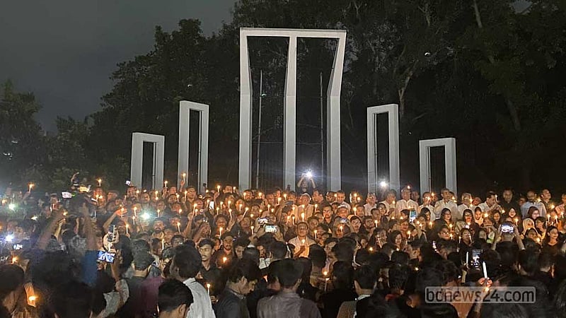 জুলাইয়ের প্রথম প্রহরে ছাত্রদলের মোমবাতি প্রজ্বালন