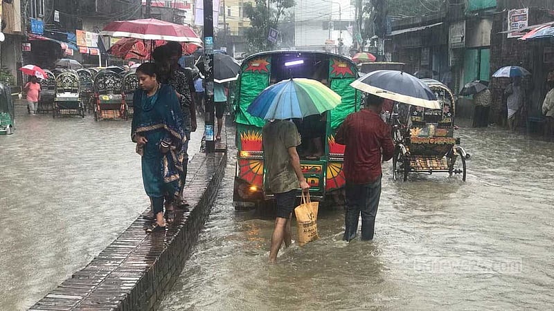 ৩ ঘণ্টার বৃষ্টি: চট্টগ্রামে কোথাও কোমর, কোথাও হাঁটু পানি