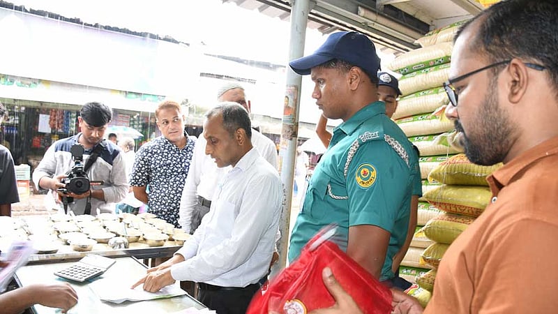 পাহাড়তলিতে অভিযান: বস্তায় ‘ব্র্যান্ডের’ নাম, ভেতরে ‘অন্য চাল’