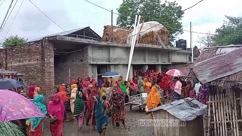চুয়াডাঙ্গায় ঘাস কাটার মেশিনে বিদ্যুৎস্পৃষ্টে প্রাণ গেল ২ ভাইয়ের