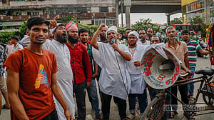 সড়ক অবরোধে অটোরিকশা চালকরা