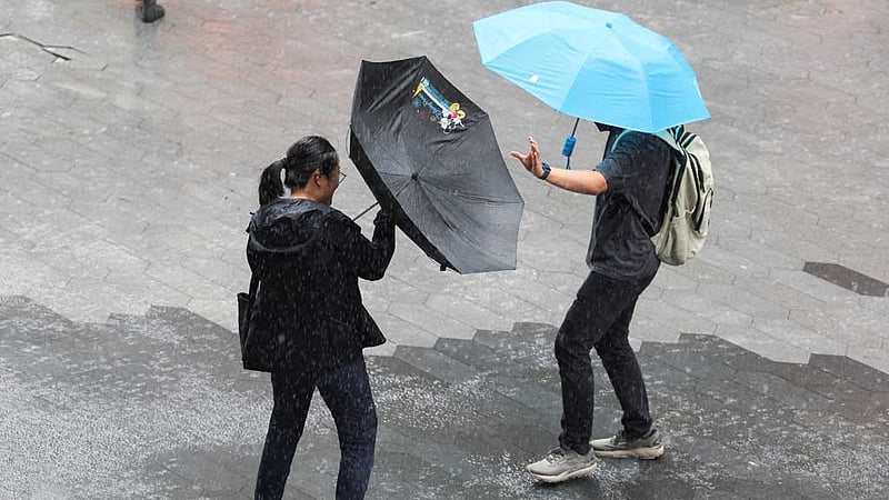 চীনে ক্রান্তীয় ঝড় কো-মে: প্রায় ৩ লাখ বাসিন্দাকে সরিয়ে নিয়েছে সাংহাই