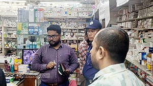 কুমিল্লায় ৯ টাকার ওষুধ ৮০ টাকায় বিক্রি, ব্যবসায়ীকে জরিমানা
