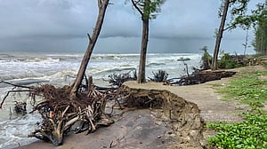 নিম্নচাপে ক্ষতিগ্রস্ত সমুদ্র সৈকত