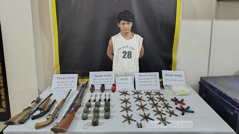 টেকনাফে গহীন পাহাড়ে র‌্যাবের অভিযান, অস্ত্র-গুলিসহ রোহিঙ্গা গ্রেপ্তার