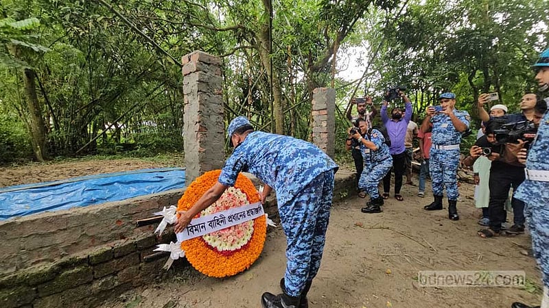 মাইলস্টোনে নিহত কুমিল্লার মাহতাবের সমাধিতে বিমান বাহিনীর শ্রদ্ধা