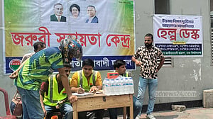 স্বেচ্ছাসেবীরা কেউ যোগাচ্ছেন রক্তের ডোনার, কারো হাতে পানি-স্যালাইন