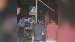 ধানমন্ডিতে চাপাতি হাতে ছিনতাই করে ট্রাফিক পুলিশের সামনে দিয়ে চলে যাওয়ার ভিডিও ফেইসবুকে