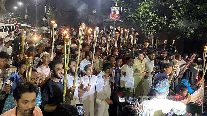 ব্যবসায়ী হত্যার প্রতিবাদে বৈষম্যবিরোধী  ছাত্র আন্দোলনের মশাল মিছিল