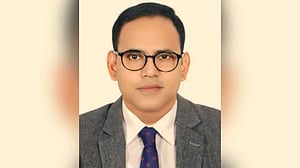 চীনের বিমানবন্দরে ঢাবি শিক্ষকের মৃত্যু