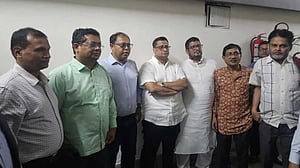 ঢাবির আওয়ামীপন্থি শিক্ষকদের বিরুদ্ধে মামলার দাবি সাদা দলের