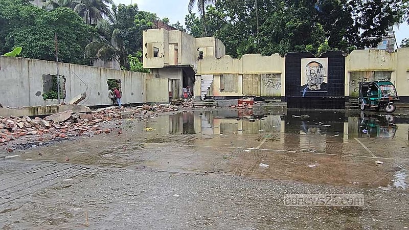ফরিদপুরে আওয়ামী লীগ কার্যালয়ের ধ্বংসস্তূপে হচ্ছে জুলাই শহীদ স্মৃতিস্তম্ভ