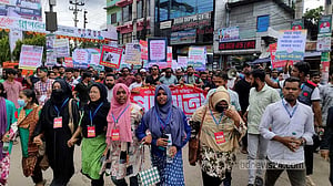 ফেনীতে টেকসই বাঁধ নির্মাণের দাবিতে পাউবো অভিমুখে পদযাত্রা