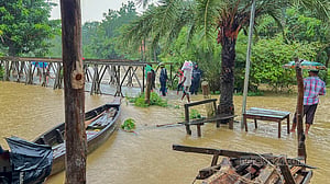 সংকেত নামল, শুক্রবার থেকে কমবে বৃষ্টি