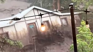 নিউ মেক্সিকোয় আকস্মিক বন্যায় বাড়ি ও গাড়িতে আটকা বহু মানুষ