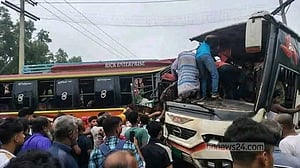 ফরিদপুরে দুই বাসের সংঘর্ষে নিহত ৩