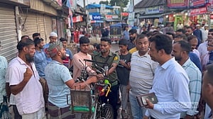 ফরিদপুরে সড়কে গ্যাস সিলিন্ডার রাখায় ব্যবসায়ীকে জরিমানা