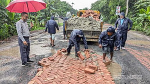 ফরিদপুরে খানাখন্দে ভরা ৩০ কিলোমিটার সড়ক ইট দিয়ে মেরামতের চেষ্টা