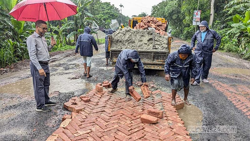 ফরিদপুরে খানাখন্দে ভরা ৩০ কিলোমিটার সড়ক ইট দিয়ে মেরামতের চেষ্টা
