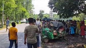 গাজীপুরে কভার্ড ভ্যান-অটোরিকশা সংঘর্ষ, বাবা-মা-ছেলেসহ নিহত ৫