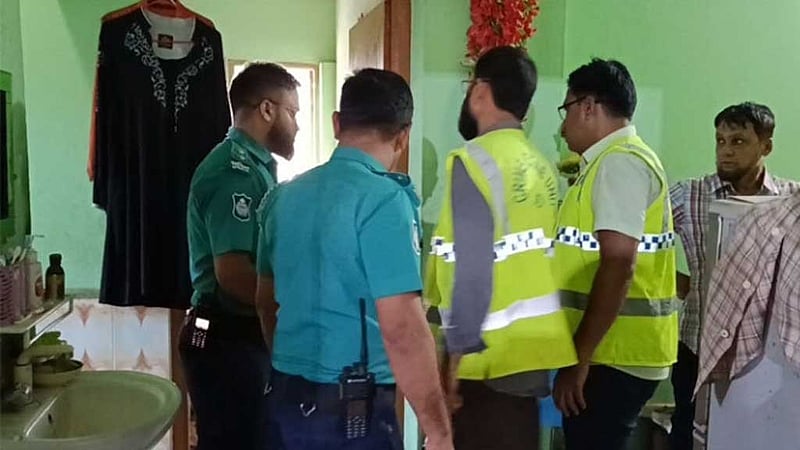 ফোন করে মিলছিল না সাড়া, তালাবদ্ধ ঘরে মিলল রক্তাক্ত লাশ