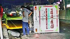 গাজীপুরে মাইলস্টোনের নিহত শিক্ষার্থী বহনকারী ফ্রিজার ভ্যান উল্টে আহত স্বজনরা