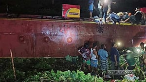 গোপালগঞ্জে যাত্রীবাহী বাস খাদে পড়ে চালকের মৃত্যু