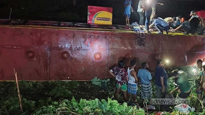 গোপালগঞ্জে যাত্রীবাহী বাস খাদে পড়ে চালকের মৃত্যু