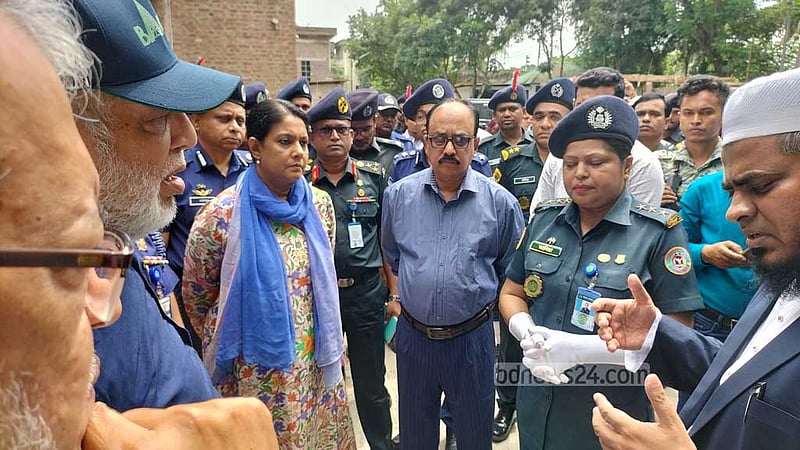 গোপালগঞ্জে সহিংসতা: ক্ষতিগ্রস্ত এনসিপির মঞ্চ, কারাগার ঘুরে দেখলেন দুই উপদেষ্টা