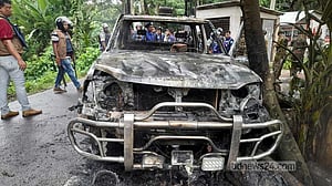 গোপালগঞ্জে জুলাই পদযাত্রার আগে পুলিশের গাড়িতে ‘ছাত্রলীগের’ আগুন