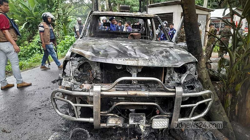 গোপালগঞ্জে জুলাই পদযাত্রার আগে পুলিশের গাড়িতে ‘ছাত্রলীগের’ আগুন