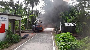 গোপালগঞ্জে পুলিশের পর ইউএনওর গাড়িতে হামলা