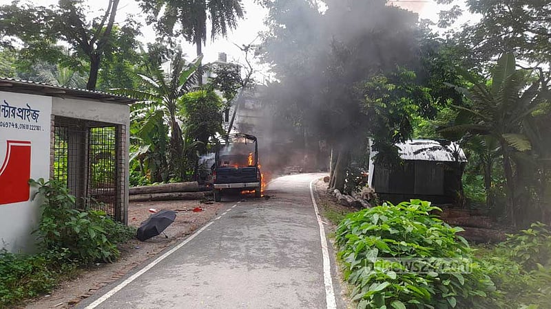গোপালগঞ্জে পুলিশের পর ইউএনওর গাড়িতে হামলা