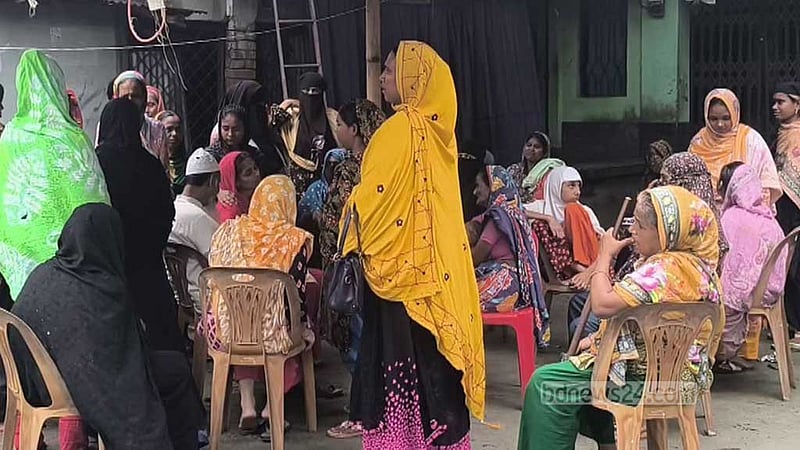 গোপালগঞ্জে ট্রাকে বাসের ধাক্কা: উল্টে যাওয়া ট্রাকের নিচে মিলল আরেক লাশ