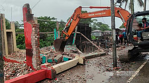 কোটালীপাড়ায় শতাধিক অবৈধ স্থাপনা উচ্ছেদ, ২ একর জমি উদ্ধার