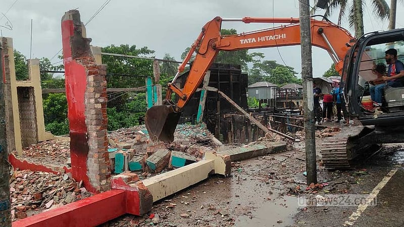 কোটালীপাড়ায় শতাধিক অবৈধ স্থাপনা উচ্ছেদ, ২ একর জমি উদ্ধার