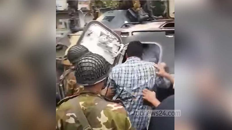 সাঁজোয়া যানে করে পুলিশ সুপারের কার্যালয় ছাড়লেন এনসিপি নেতারা